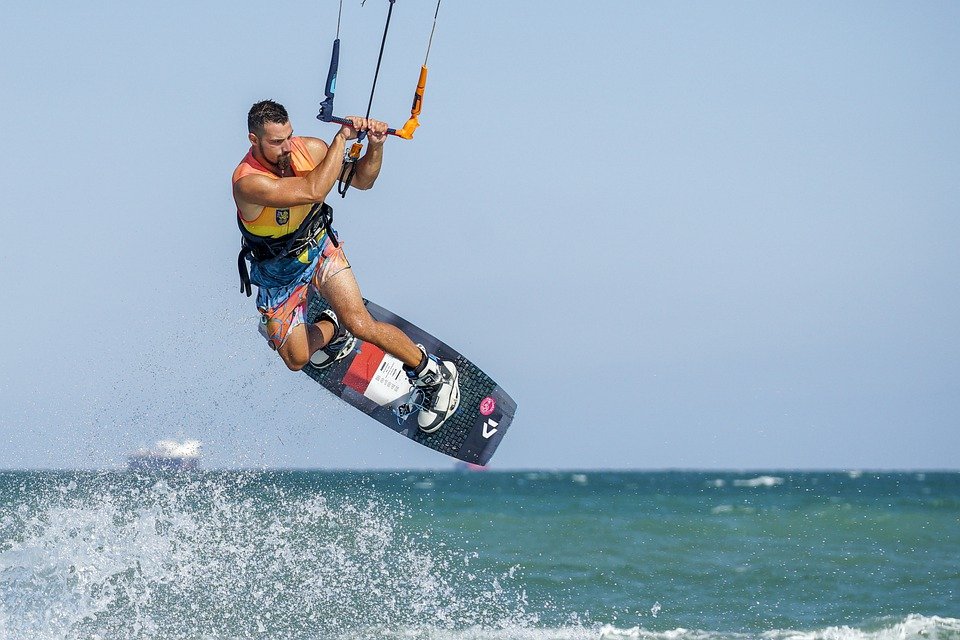 Débuter en kitesurf : comprendre les enjeux de ce sport de glisse