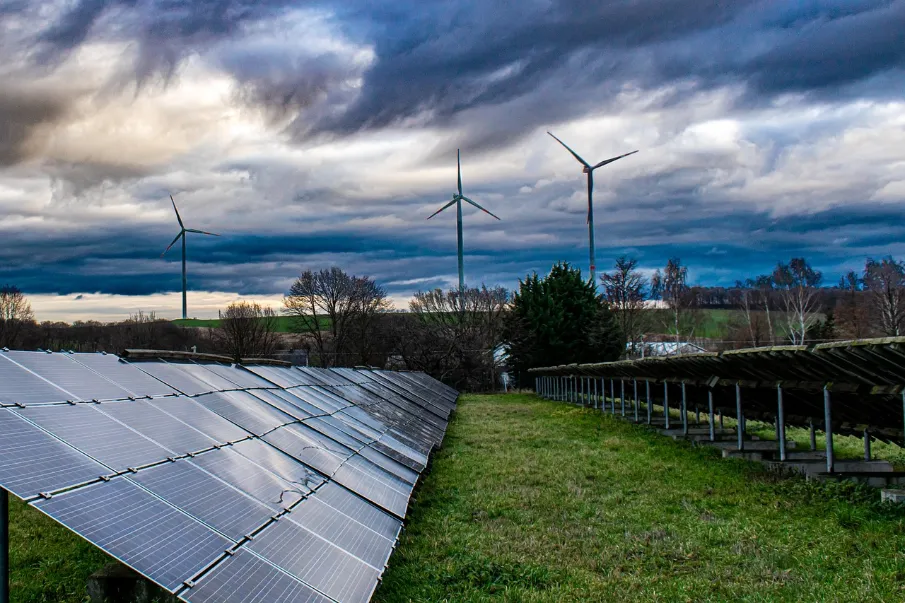 panneaux solaires nuages